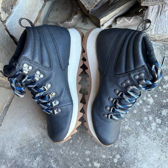 Merrell women’s Alpine hiking ankle black women’s boots Sz-6.5. A - Picture 5 of 13